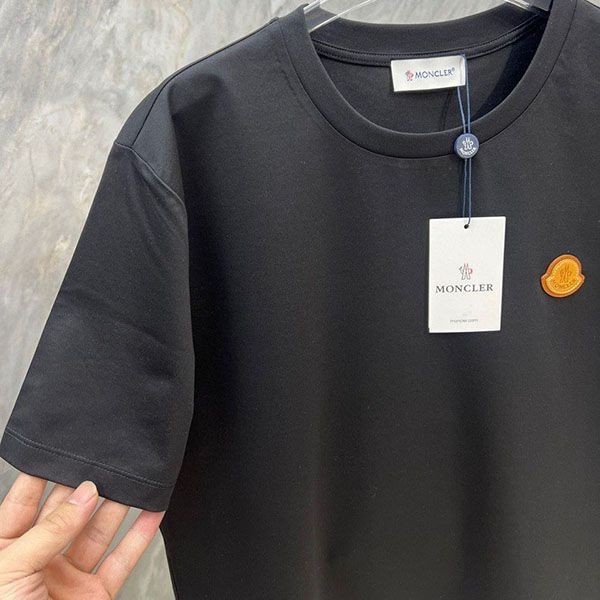 モンクレール コピー パッチロゴ ワンポイント Tシャツ mog52547